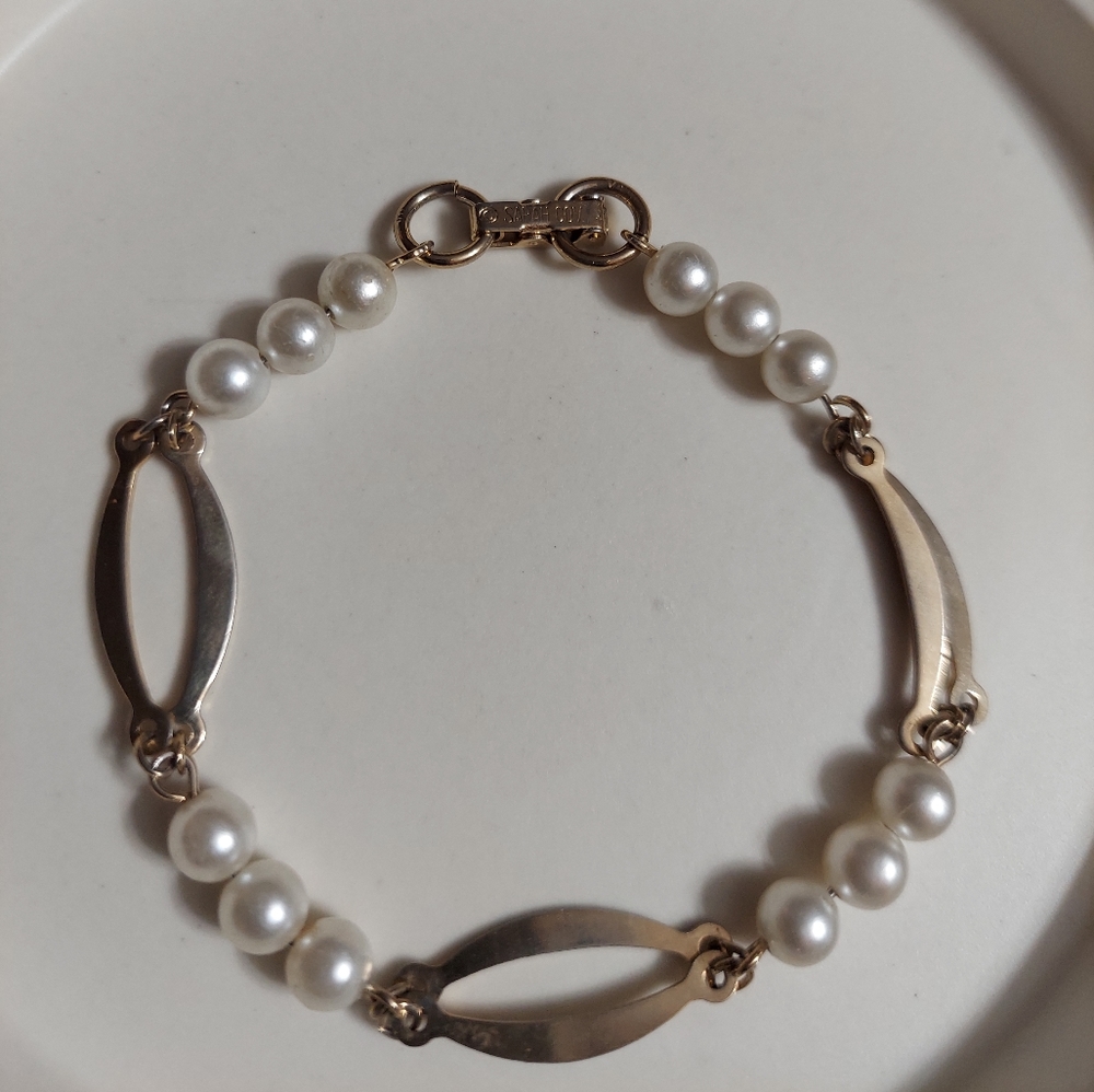 Sarah Coventry Gold Tone/Faux Pearl Bracelet - Picture 6 of 8